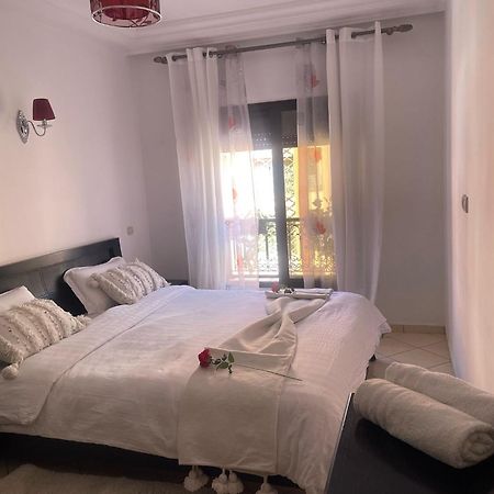 Magnifique Appartement Spacieux Confort Propre Familial 2 Chambres Salon Et Salle A Manger A 20Mn A Pied De Place Jemaa El Fina 4 Piscines Dans Espace De Golf A 12 Mn En Voitures L Entree Est Gratuit Pour La Clientele Ouvert Entre 10H Et 20H Marrakesh Ngoại thất bức ảnh