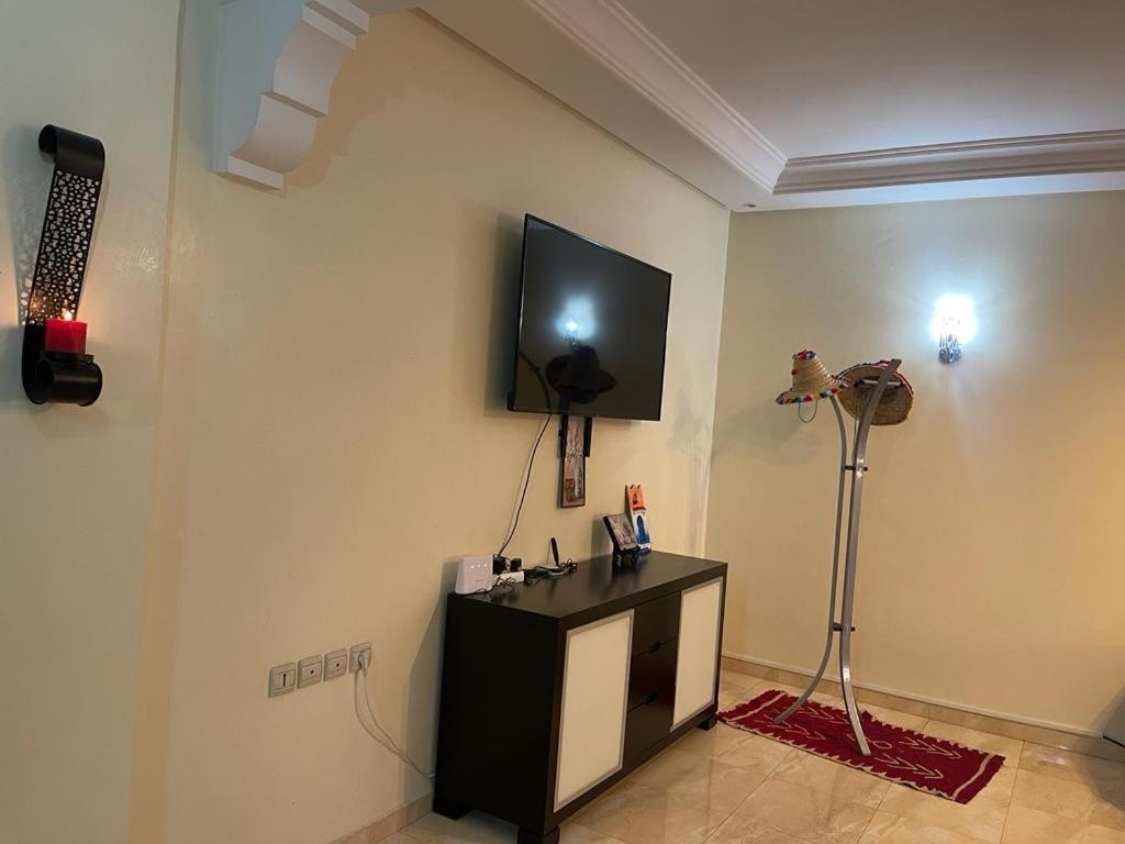 Magnifique Appartement Spacieux Confort Propre Familial 2 Chambres Salon Et Salle A Manger A 20Mn A Pied De Place Jemaa El Fina 4 Piscines Dans Espace De Golf A 12 Mn En Voitures L Entree Est Gratuit Pour La Clientele Ouvert Entre 10H Et 20H Marrakesh Ngoại thất bức ảnh
