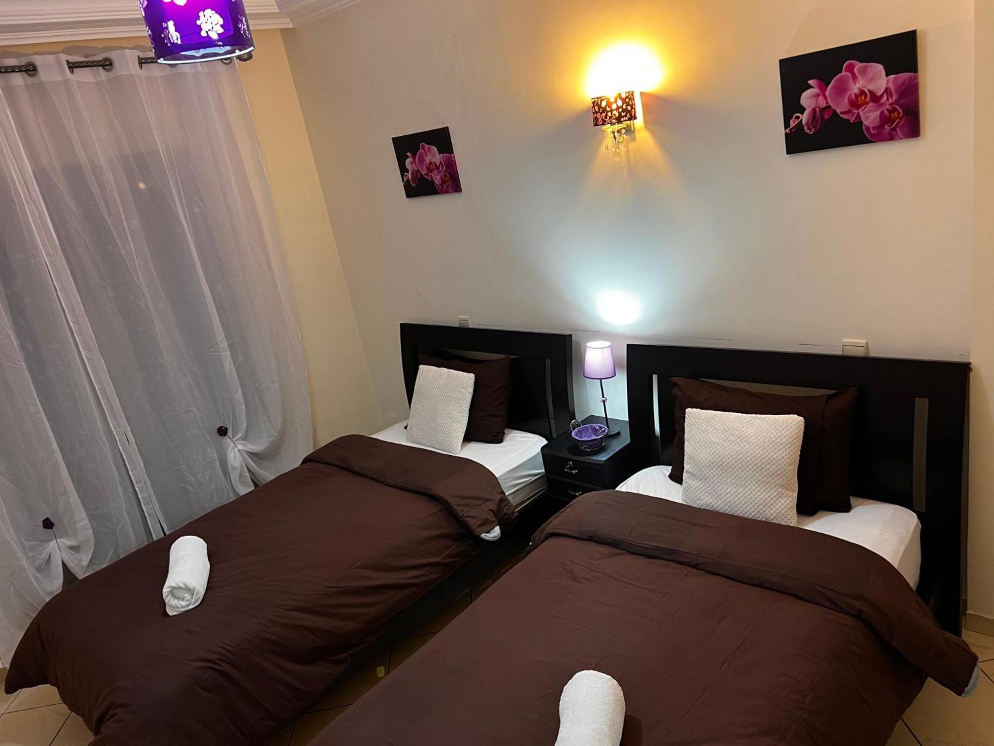 Magnifique Appartement Spacieux Confort Propre Familial 2 Chambres Salon Et Salle A Manger A 20Mn A Pied De Place Jemaa El Fina 4 Piscines Dans Espace De Golf A 12 Mn En Voitures L Entree Est Gratuit Pour La Clientele Ouvert Entre 10H Et 20H Marrakesh Ngoại thất bức ảnh