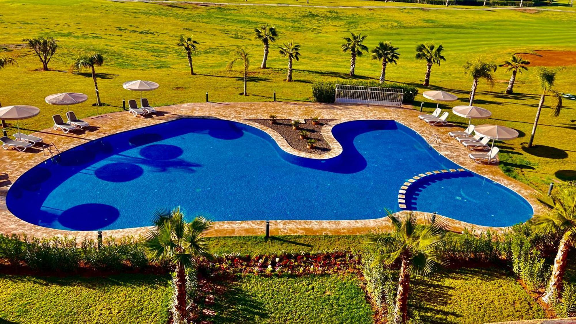 Magnifique Appartement Spacieux Confort Propre Familial 2 Chambres Salon Et Salle A Manger A 20Mn A Pied De Place Jemaa El Fina 4 Piscines Dans Espace De Golf A 12 Mn En Voitures L Entree Est Gratuit Pour La Clientele Ouvert Entre 10H Et 20H Marrakesh Ngoại thất bức ảnh