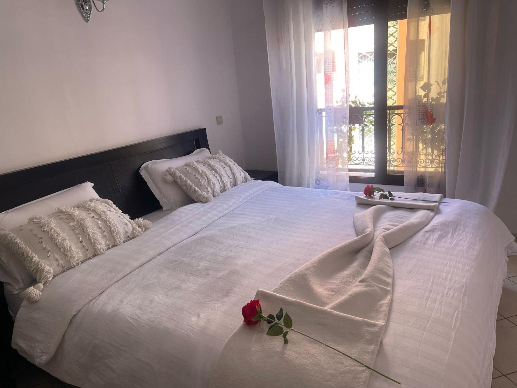 Magnifique Appartement Spacieux Confort Propre Familial 2 Chambres Salon Et Salle A Manger A 20Mn A Pied De Place Jemaa El Fina 4 Piscines Dans Espace De Golf A 12 Mn En Voitures L Entree Est Gratuit Pour La Clientele Ouvert Entre 10H Et 20H Marrakesh Ngoại thất bức ảnh