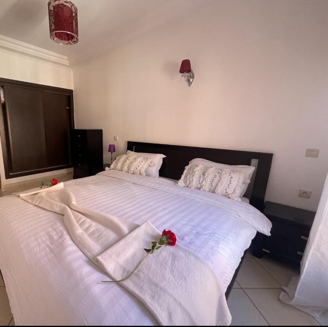 Magnifique Appartement Spacieux Confort Propre Familial 2 Chambres Salon Et Salle A Manger A 20Mn A Pied De Place Jemaa El Fina 4 Piscines Dans Espace De Golf A 12 Mn En Voitures L Entree Est Gratuit Pour La Clientele Ouvert Entre 10H Et 20H Marrakesh Ngoại thất bức ảnh