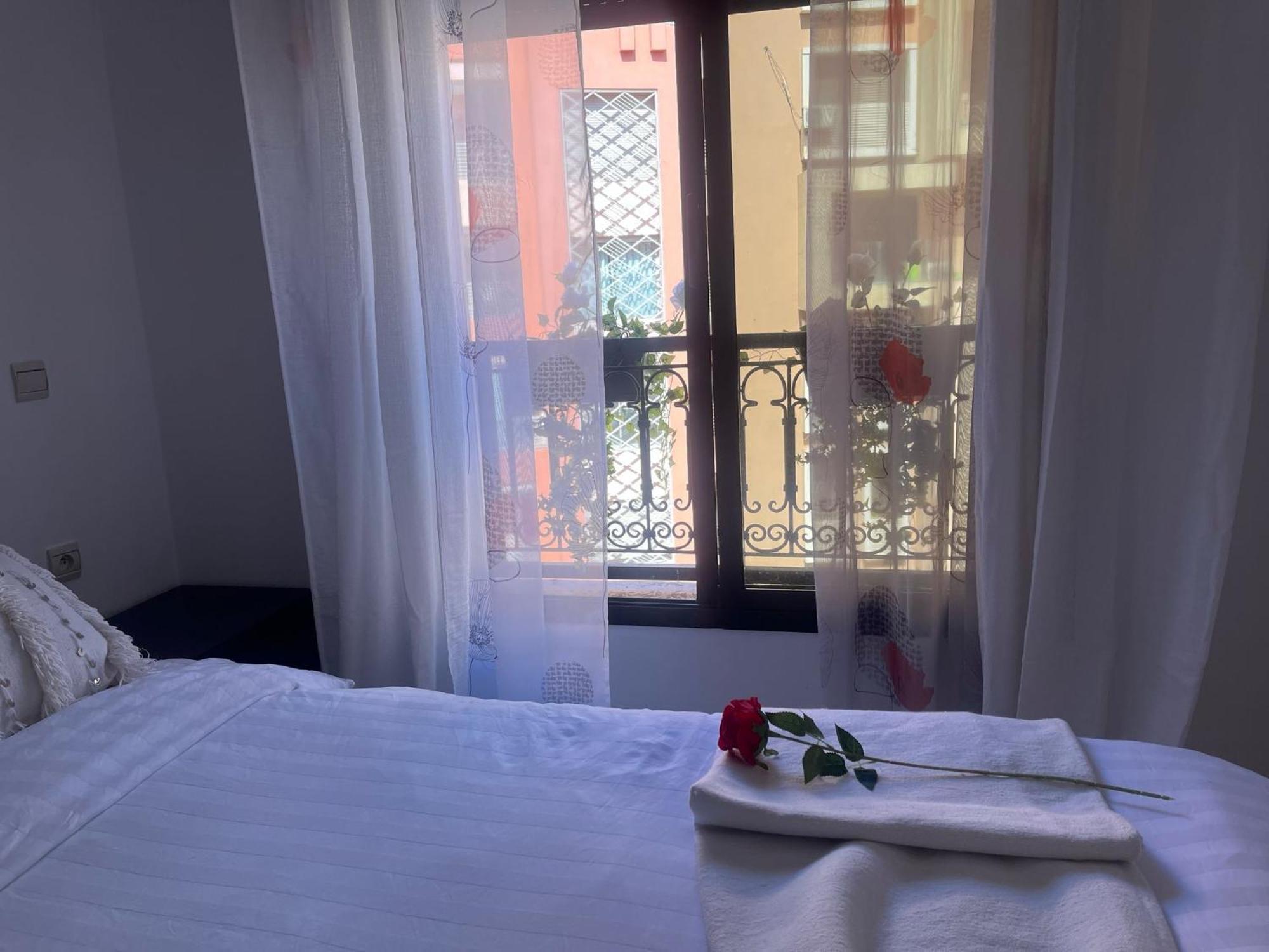 Magnifique Appartement Spacieux Confort Propre Familial 2 Chambres Salon Et Salle A Manger A 20Mn A Pied De Place Jemaa El Fina 4 Piscines Dans Espace De Golf A 12 Mn En Voitures L Entree Est Gratuit Pour La Clientele Ouvert Entre 10H Et 20H Marrakesh Ngoại thất bức ảnh